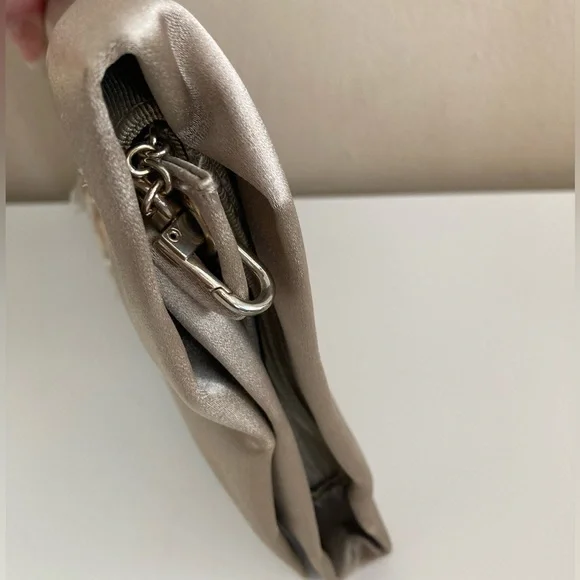 NWT BCBGMaxazria BCBG Satin Bow Clutch Purse Handbag Bag Gravel White Gold Y2K - Picture 4 of 9